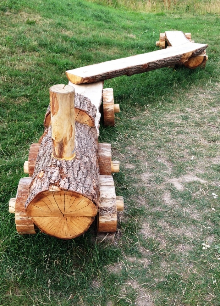 Een houten bank in de vorm van een trein